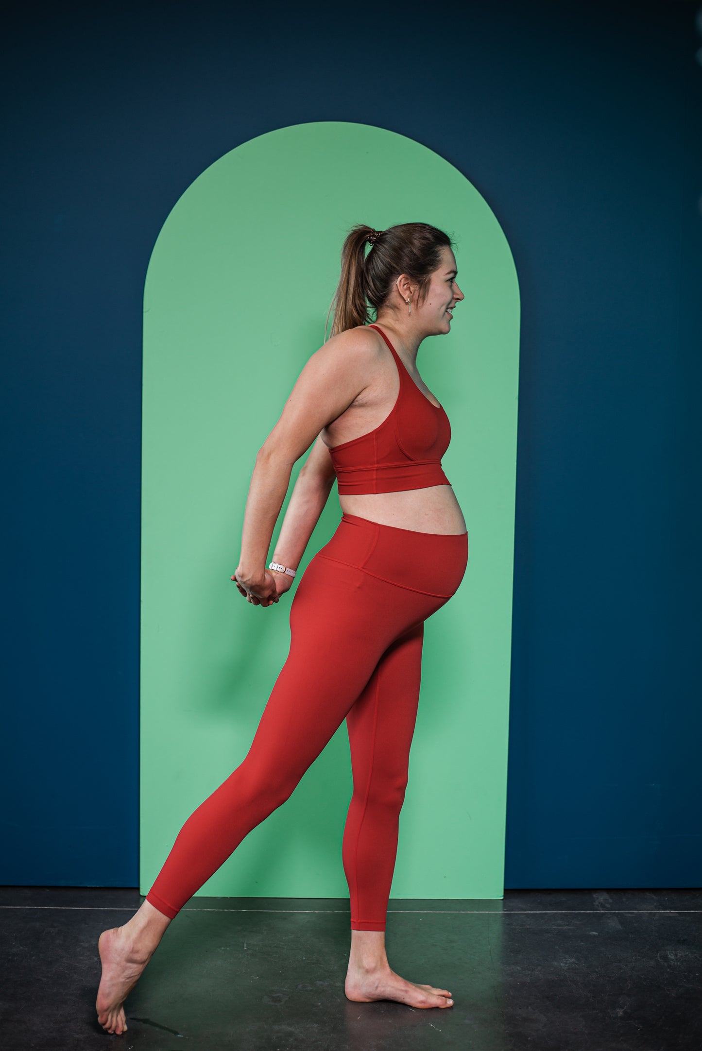 Rode legging geschikt voor zwangere vrouwen. Flexibele legging voor zwangere buik. niet snijdende legging. Easy move legging zwangere vrouw