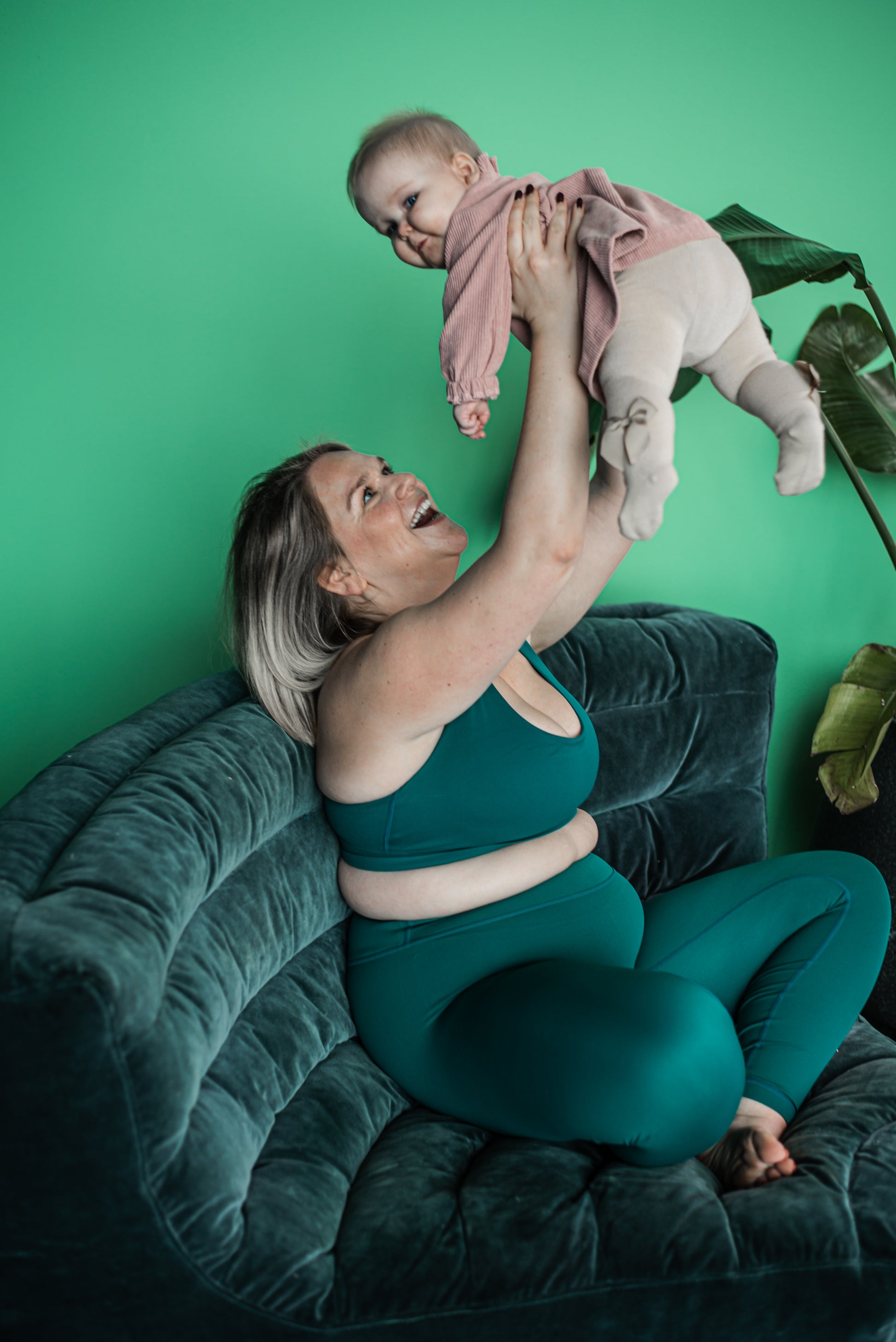 Groene sportbeha en groene sportlegging voor jonge mama's